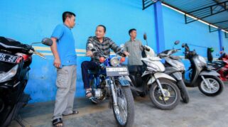 Gus Makki berbincang dengan pedagang sepeda motor di Banyuwangi
