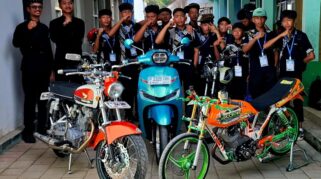 Siswa SMPN 1 Songgon berpose dengan motor modifikasi mereka yang keren di SMUHERO Modification Contest.