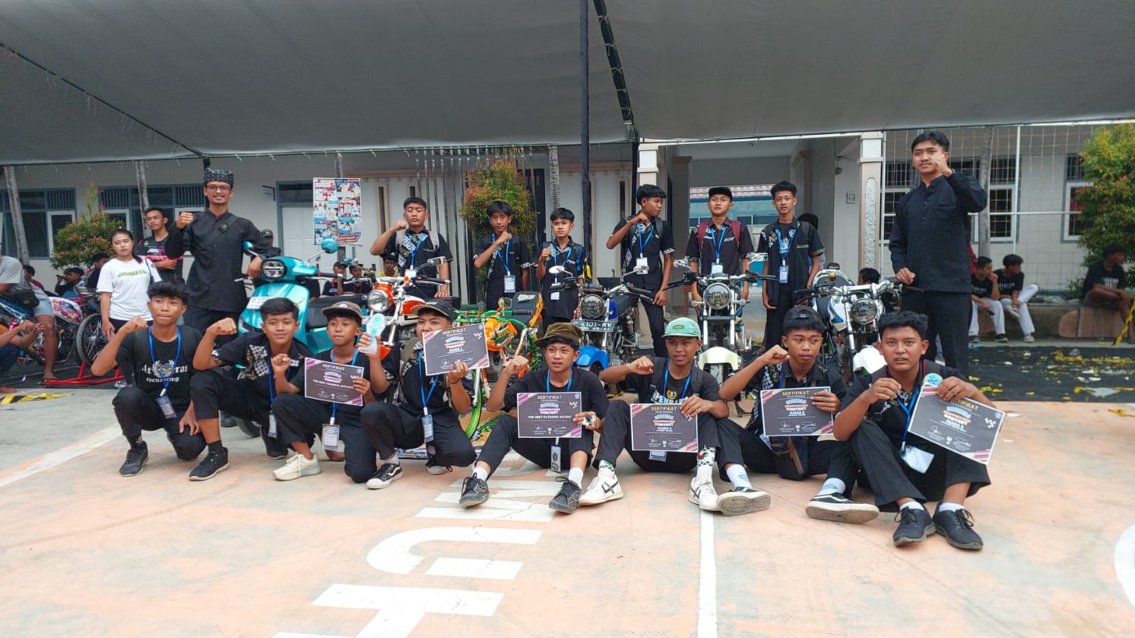 Tim SMPN 1 Songgon di SMUHERO Modification Contest 2024.