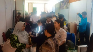 Siswa SMK memamerkan produk unggulan di Pameran Karya Inovasi 2024