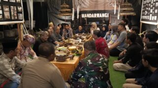 Dandim 0825 Banyuwangi, Letkol Arh. Joko Sukoyo, sedang mengikuti Upacara Ritual Petik Laut Mandar.