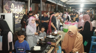 Sebuah bazar kuliner dengan dekorasi khas Timur Tengah. Terlihat sejumlah orang sedang berbelanja makanan dan minuman.