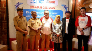 Sejumlah orang berpose bersama di depan banner bertuliskan "Jelajah Gizi 2024".