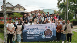 Mahasiswa UMT dan FIKKIA UNAIR Menanam Cemara Laut di Banyuwangi