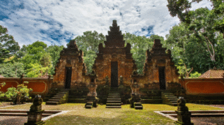 Umat Hindu bersembahyang di Pura Luhur Giri Salaka, TN Alas Purwo.