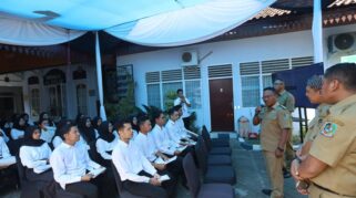 Plt. Bupati Banyuwangi Sugirah sedang berbicara dengan para peserta ujian SKD CPNS.