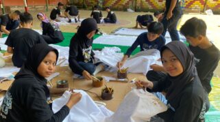 para siswa SMK Models yang sedang belajar membatik