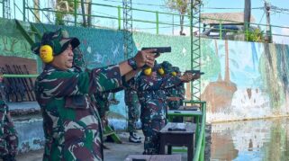 Prajurit Kodim 0825/Banyuwangi Latihan Menembak di Lapangan Tembak Muncar