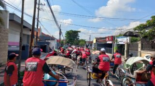 Sonny T. Danaparamita dan Ficky Septalinda sedang berbagi sarapan dengan abang becak di Banyuwangi.