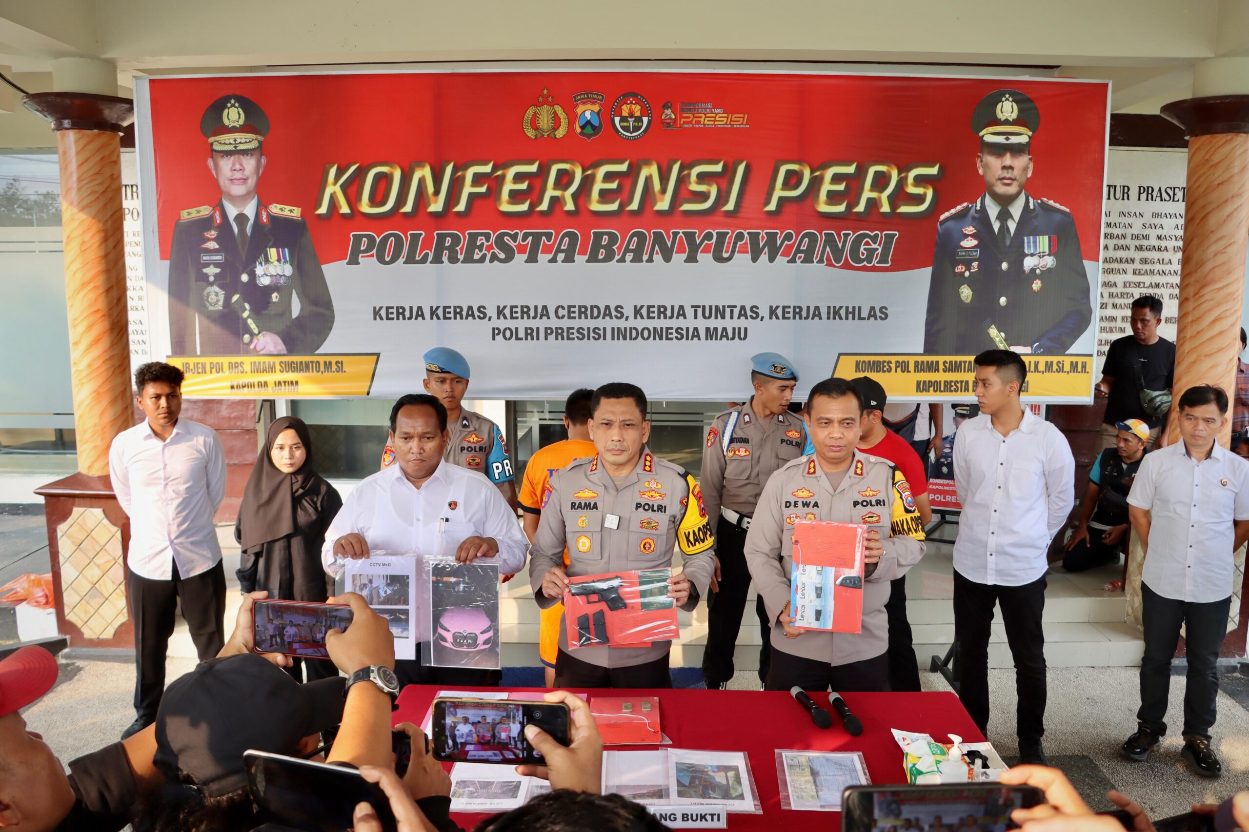Tersangka Kasus Ancaman Kekerasan di Banyuwangi Ditampilkan dalam Konferensi Pers