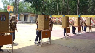 Foto memperlihatkan para siswa SMK Models sedang berdiri di depan bilik suara untuk memilih calon Ketua Umum PR IPM.