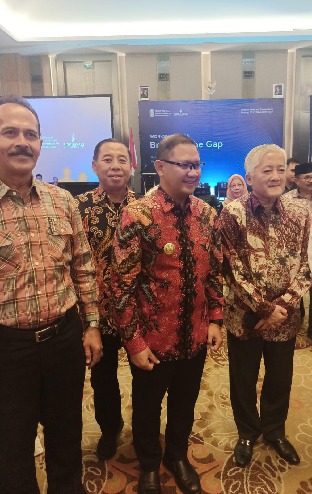 Muhlas Efendi, S.T. (Kepala SMK Models) dan Rudi Agus Setiawan, S.T. (Kakomli PPLG) mengikuti sosialisasi "Mempersiapkan Talenta Digital untuk Tantangan Global" di Harris Hotel & Conventions Malang.