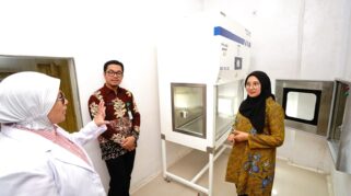 Bupati Ipuk Fiestiandani meninjau fasilitas kemoterapi di RSUD Blambangan.