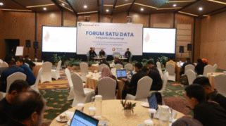 Peserta Forum Satu Data Kabupaten Banyuwangi mengikuti kegiatan di sebuah ruangan.