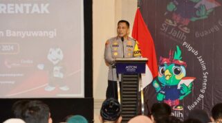 Kapolresta Banyuwangi sedang berbicara di depan para petugas KPPS di Ballroom Hotel Aston.