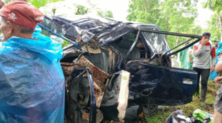 Kondisi mobil yang ringsek akibat kecelakaan