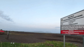 Sebuah plang bertuliskan "Tanah Milik Pemerintah Kabupaten Banyuwangi" terpasang di area Pantai Boom.