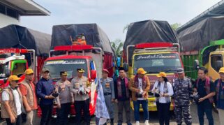 Petugas mengangkut kotak suara ke kendaraan untuk didistribusikan ke PPK