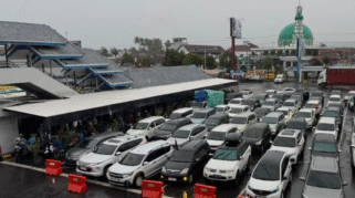 Ratusan kendaraan roda empat sedang antri di Pelabuhan Gilimanuk, Jembrana, Bali untuk menyebar ke Pelabuhan Ketapang, Jawa Timur.
