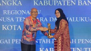 Bupati Banyuwangi menerima penghargaan IGA 2024.