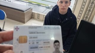 Polisi mengembalikan HP kepada WNA Portugal.