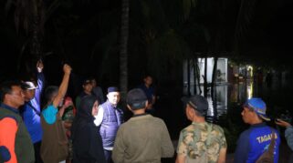 Bupati Ipuk meninjau banjir rob di Muncar.