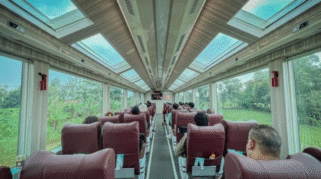 Interior kereta panoramic dengan pemandangan sawah.