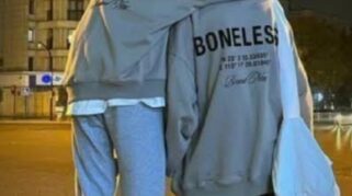 Ilustrasi seseorang mengenakan sweater.