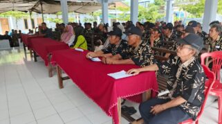 Kepala Desa Kebaman memberikan arahan dalam acara penyaluran insentif RT/RW di Pendopo Desa Kebaman.