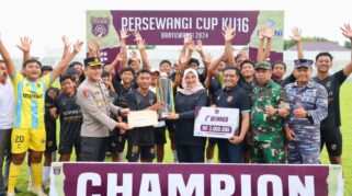 Foto pemain sepak bola usia muda yang sedang merayakan kemenangan di lapangan.