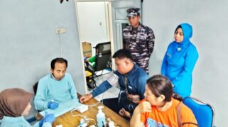 Kegiatan donor darah Lanal Banyuwangi di Jember.