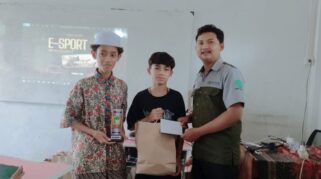 Santri bermain game Free Fire.