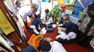 Anak-anak disabilitas memamerkan karya mereka di Festival Kita Bisa.