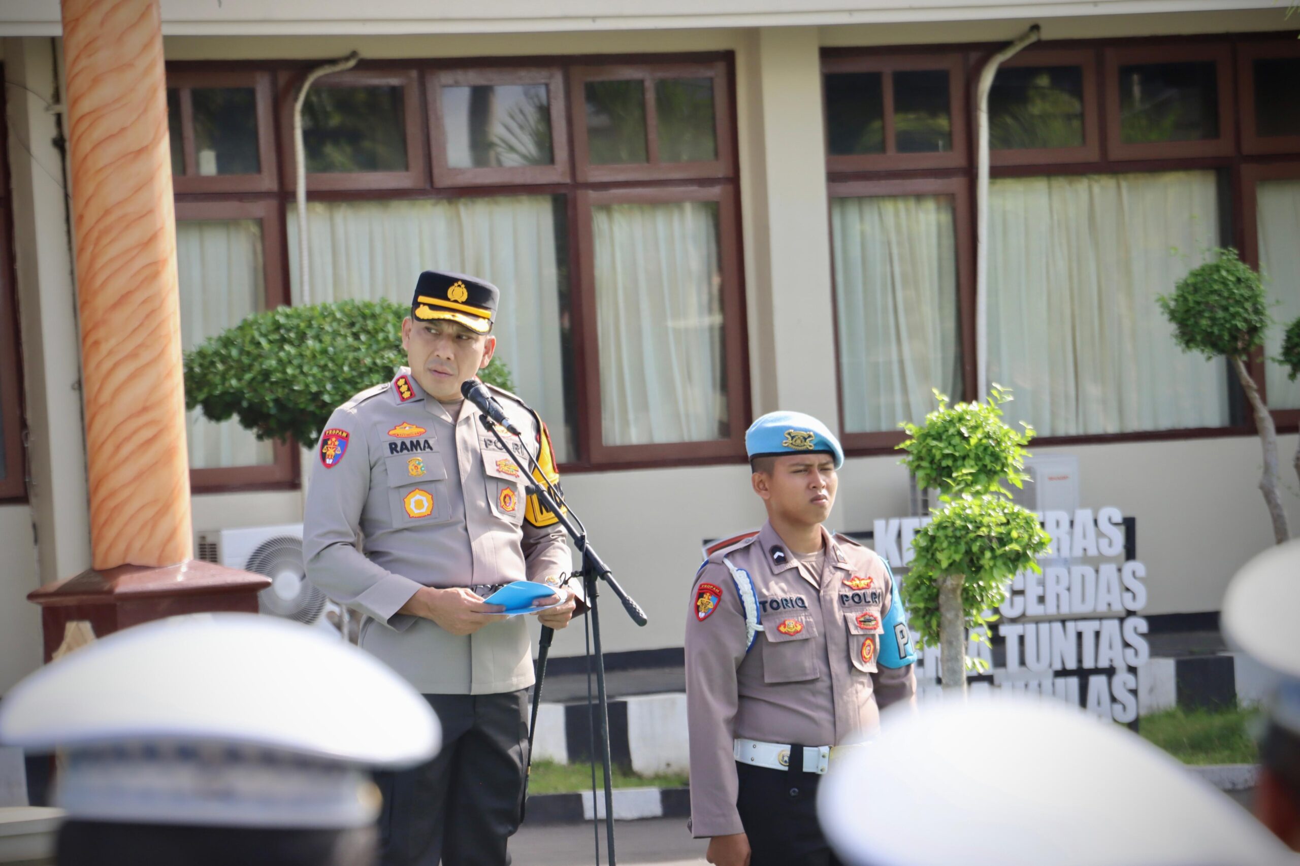 Kapolresta banyuwangi berpidato di upacara kenaikan pangat
