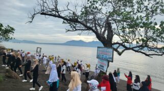 Kegiatan senam pagi di pantai wonosari Kelurahan Sobo