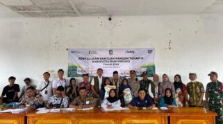 Penyaluran beras bantuan pangan di Banyuwangi.