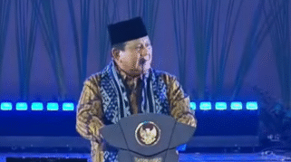 Presiden Prabowo Subianto sedang berpidato dengan mimik serius.