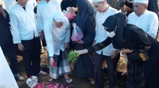 Foto Denada terlihat berduka cita di pemakaman ibundanya.