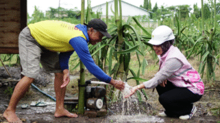 Petani sedang mengoperasikan pompa air listrik program pompanisasi PLN UID Jawa Timur