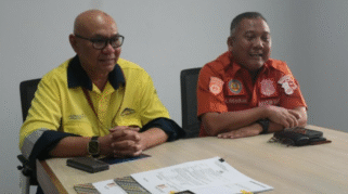 Petugas kepolisian dan manajemen PT Bumi Suksesindo berdiskusi di area tambang emas Tujuh Bukit, Banyuwangi.