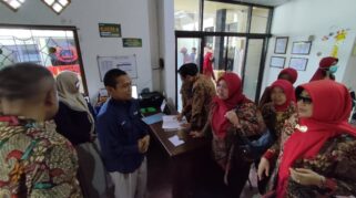 Suasana kunjungan LPA Lipa Mitra Nusa ke Ponkesdes Tambong