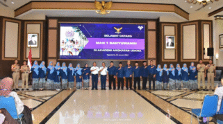 Rombongan siswa MAN 1 Banyuwangi dan AAU Yogyakarta berfoto bersama.