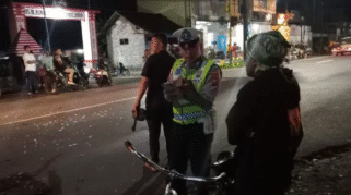 lokasi kecelakaan dua sepeda motor di Banyuwangi pada malam hari.