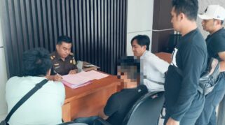 Foto proses pelimpahan tersangka kasus pengancaman dari Polresta Banyuwangi ke Kejaksaan Negeri.