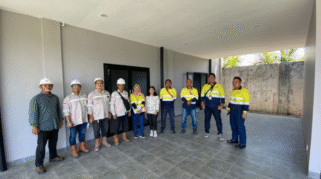 Foto beberapa orang yang terlibat dalam proyek pembangunan Rumah Pintar PT BSI di Banyuwangi.