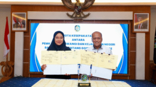 Bupati Ipuk Fiestiandani dan Kepala Kejari Banyuwangi menandatangani MoU tentang good governance.