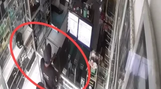 Rekaman CCTV yang memperlihatkan NH sedang mencuri laptop.