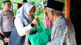 Bupati Ipuk Fiestiandani memberikan bantuan kepada seorang warga lanjut usia di Banyuwangi.