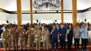 Rombongan Mahasiswa Unair Bersama Pejabat Pemerintah Daerah Banyuwangi dalam acara penyambutan KKN.