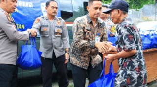 Petugas Lapas Banyuwangi dan anggota Polsek Licin menyerahkan paket sembako kepada warga prasejahtera.